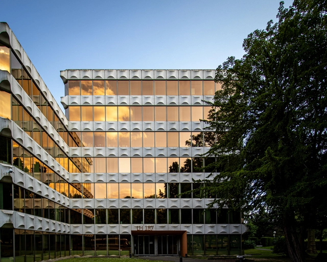 Pré-fabricação e ousadia formal do modernismo belga: a história dos Edifícios CBR e LH 187 em Bruxelas - Imagem de Destaque