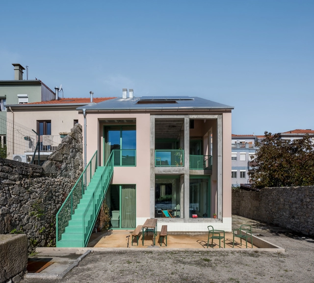 Casa / Taller / oitoo - Fotografía exterior, Sustentabilidad, Fachada, Puerta, Escaleras