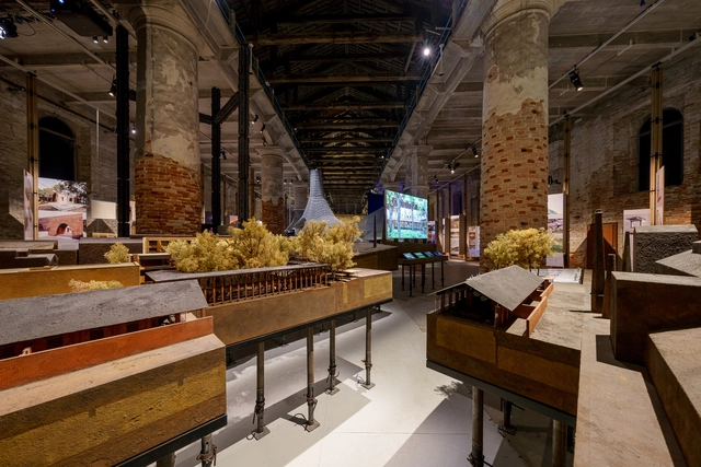 Una crisis en desarrollo con un panorama esperanzador: lo más destacado de los proyectos expuestos en la Bienal de Arquitectura de Venecia 2025 - Imagen Principal